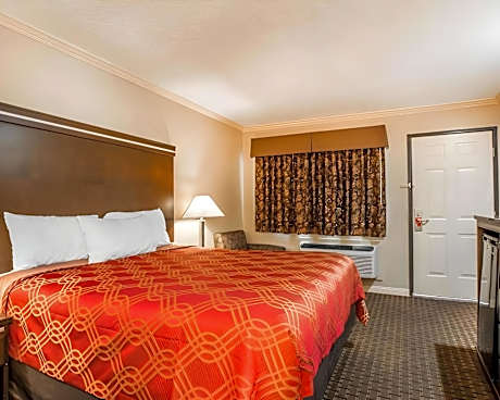 1 Queen Bed Smoking