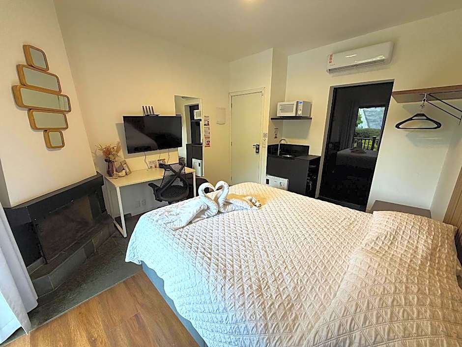 Suite with Hot and Cold Air Conditioning
