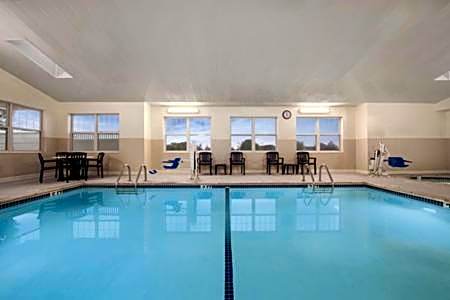 Country Inn & Suites by Radisson, Dundee, MI