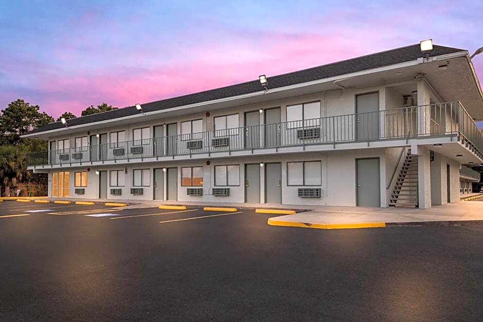 HomeTowne Studios by Red Roof Orange, TX