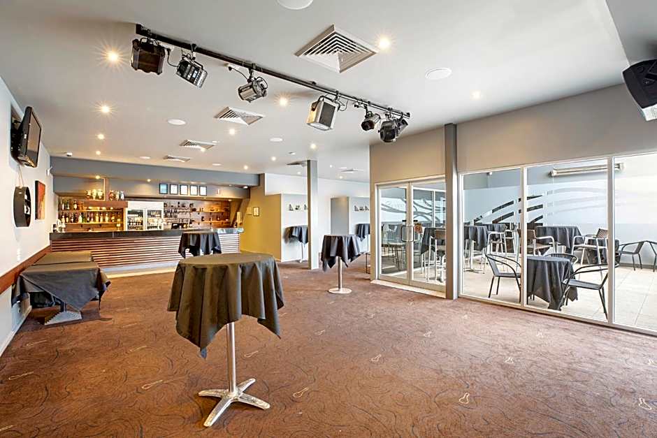 Nightcap at Shoppingtown Hotel