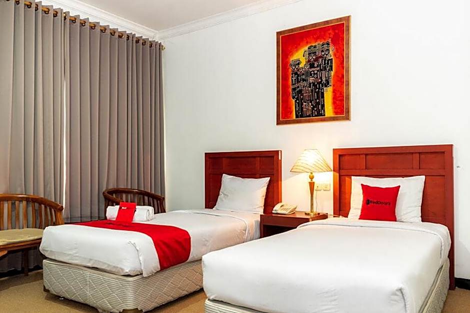 RedDoorz Plus Syariah near Java Supermall Semarang 2