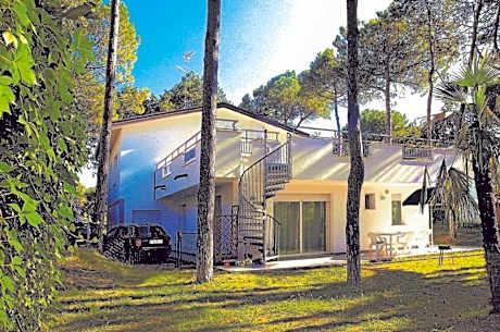 A peaceful villa hideaway with a beautiful green garden and jacuzzi