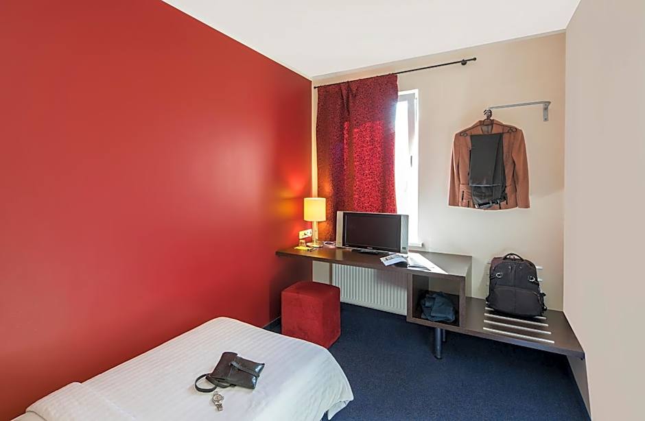 Photo 1 of 4 of Single Room