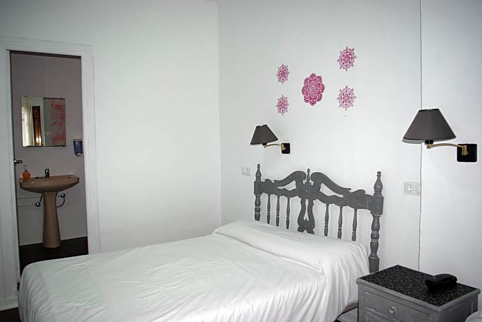 Foto 1 daripada 6 — 1 Queen Bed, No Pets, Balcony