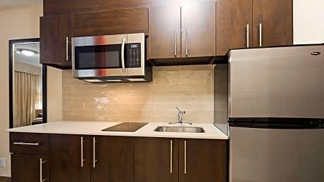 2 Queen Beds, Non-Smoking, Kitchenette, Balcony, Microwave And Refrigerator, Wi-Fi, Full Breakfast