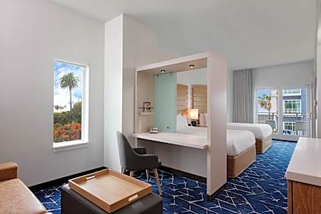 Large Studio Queen Suite with Balcony and Sofa Bed - Mobility/Hearing Accessible with Tub