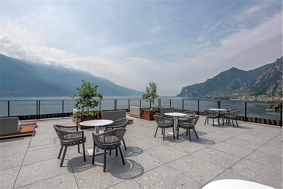 EALA My Lakeside Dream - Adults Friendly