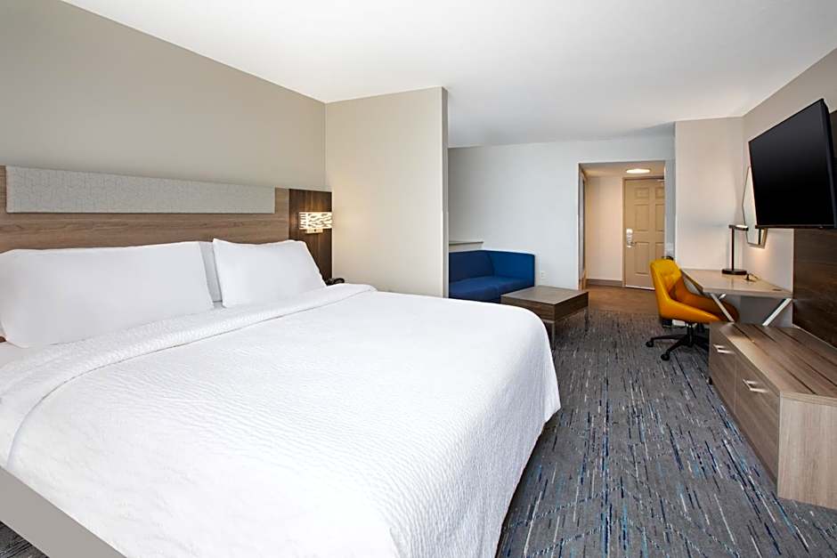 Holiday Inn Express & Suites Milwaukee NW - Park Place By IHG