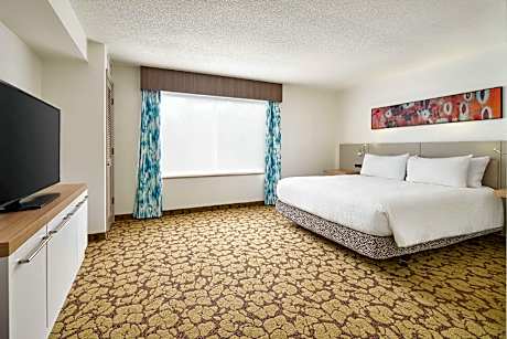 1 King Jr Ste Mobility/hearing Access Tub Vis Firealrm/door/phn Alrt Living Area Comp Wifi-bed W/ Ad