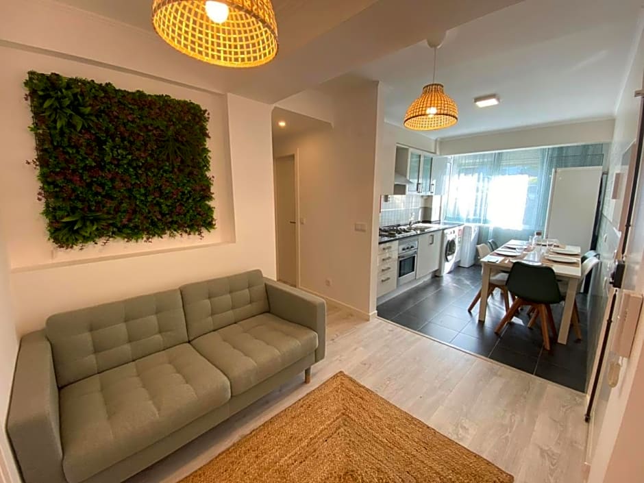 Carcavelos beach walking distance room in shared apartment