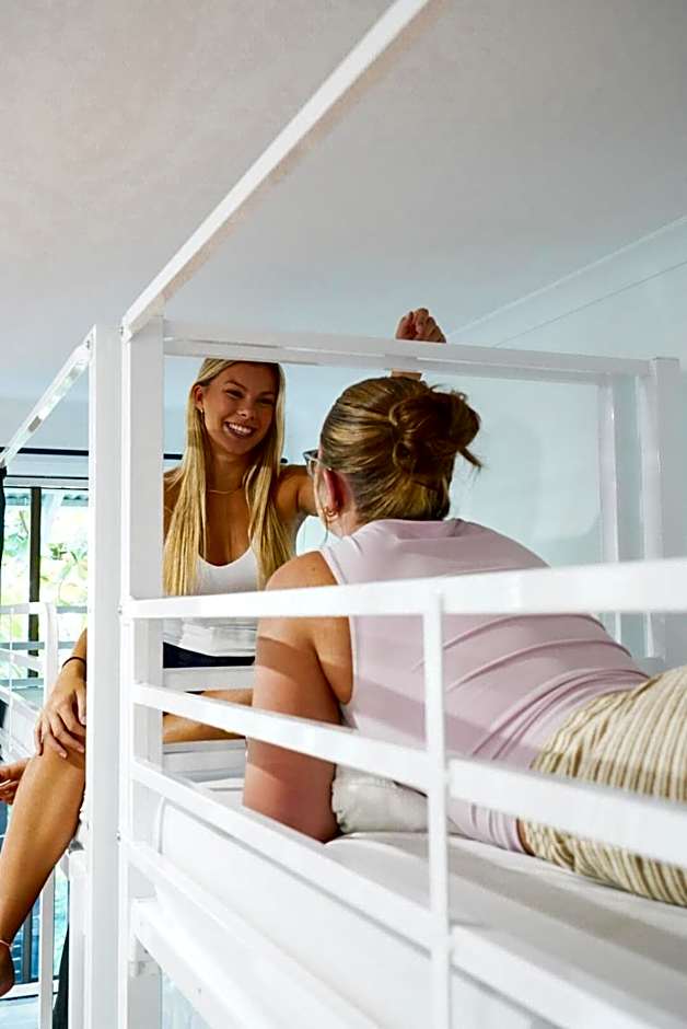 Nomads Airlie Beach Hotel