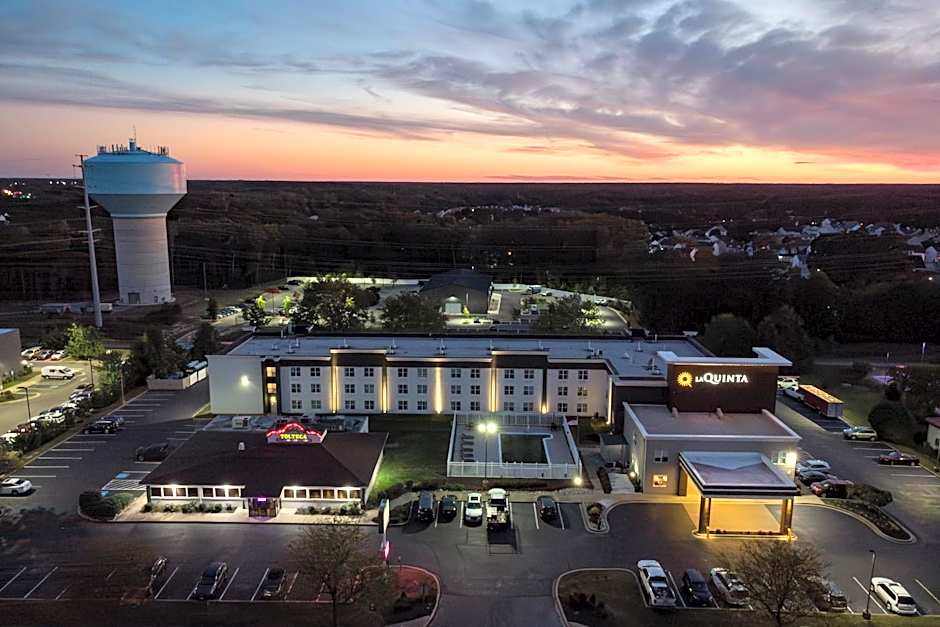 La Quinta Inn & Suites by Wyndham Lexington Park