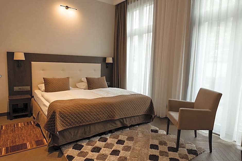 Red Baron Hotel & Restaurant