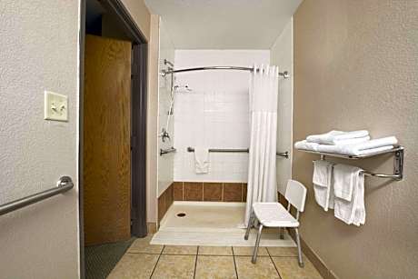 Queen Room with Two Queen Beds and Roll-In Shower - Mobility Accessible/Non-Smoking