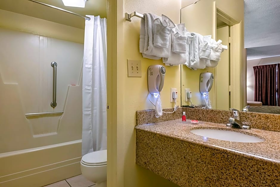 Econo Lodge Inn & Suites Maingate Central