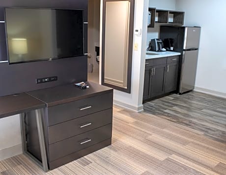 Suite with Bath Tub - Disability Access/Non-Smoking