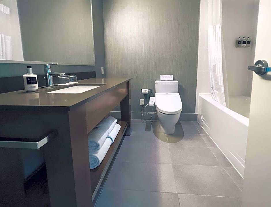 COAST COAL HARBOUR HOTEL by APA