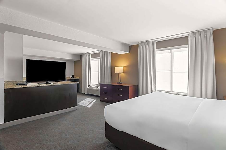 Comfort Inn & Suites near Tinley Park Amphitheater