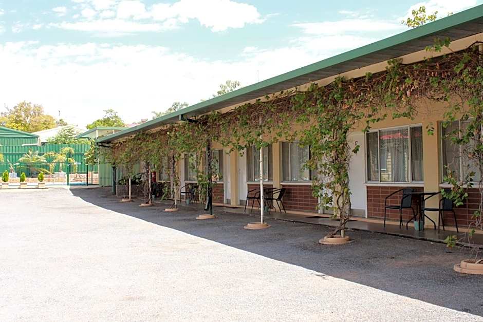 The Lodge Outback Motel