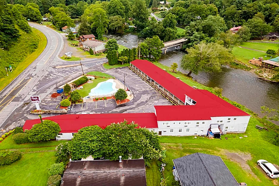 Lloyd's On The River Country Inn By OYO