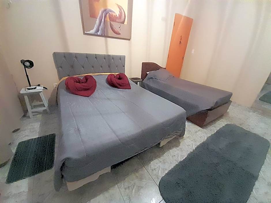 Lopez Village GuestHouse