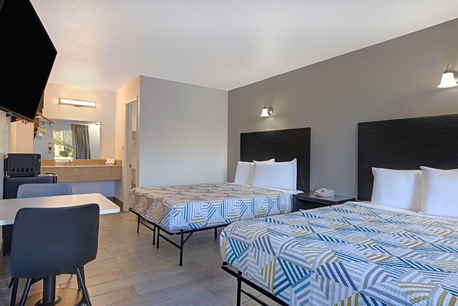 Motel 6 Branson West, MO - Silver Dollar City
