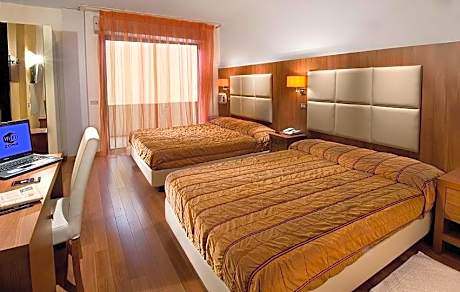 Double or Twin Room with Balcony and Lateral Sea View