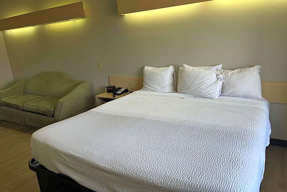 Days Inn & Suites by Wyndham Hutchinson