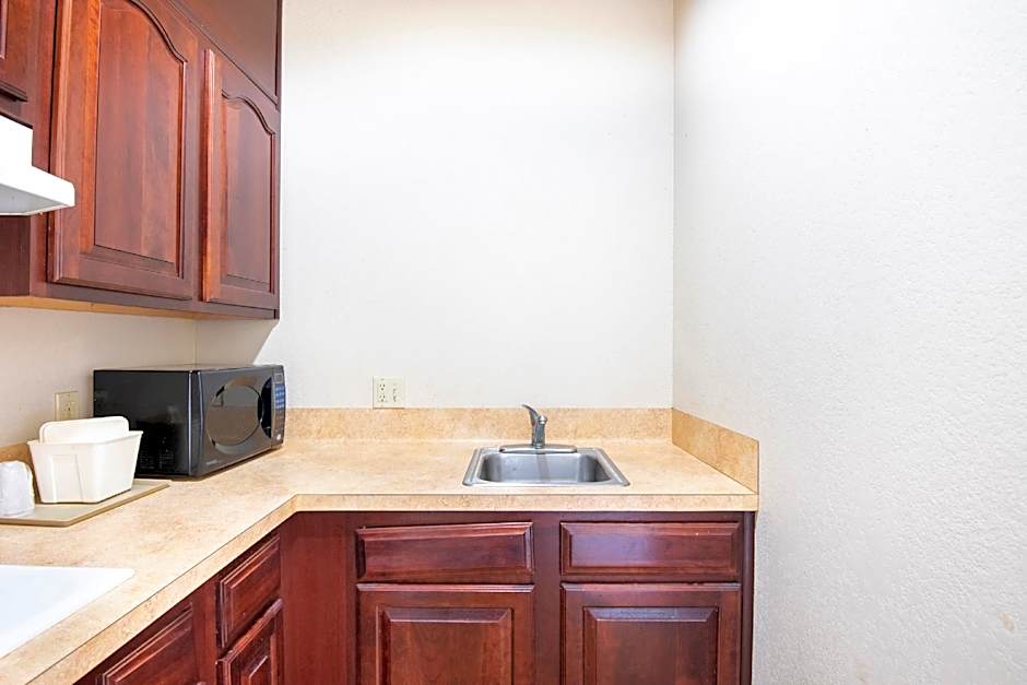 OYO Townhouse Clute Lake Jackson