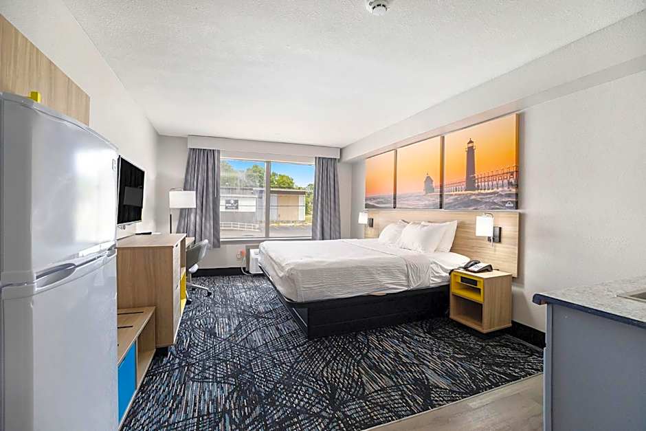 Days Inn & Suites by Wyndham Norton Shores/Muskegon