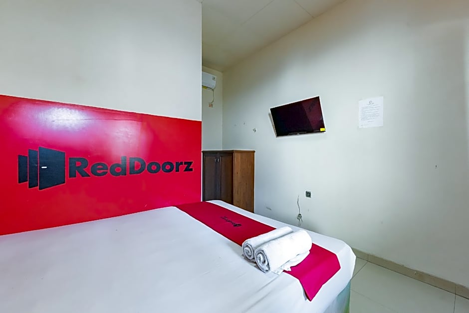 RedDoorz near Pasar Pagi 2 by Cassana