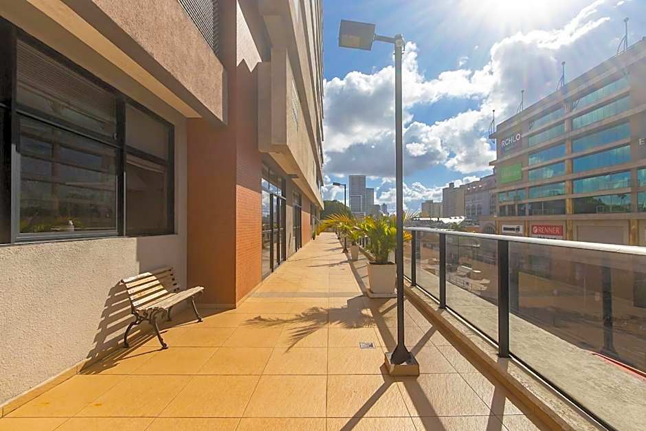 Apto em frente ao shopping com piscina aquecida