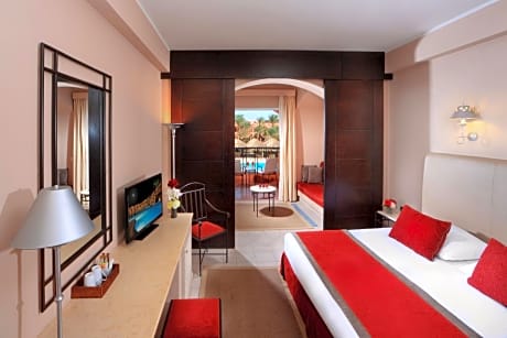 Deluxe Family, Queen Bed, Garden View