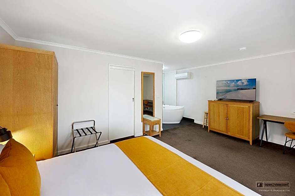 Photo 1 of 4 of Studio, Jetted Tub
