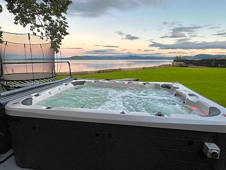 Jandals & Joy Lakefront Retreat