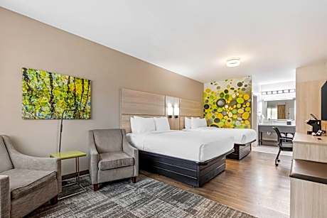Quadruple Room with Two Queen Beds - Non Smoking/Exterior Hall