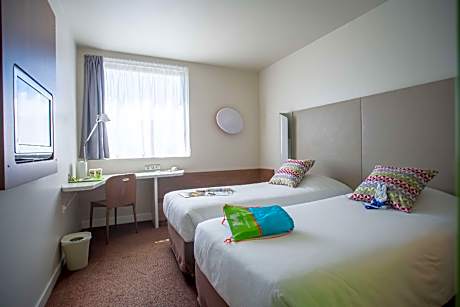 Standard Queen Room with Three Single Beds