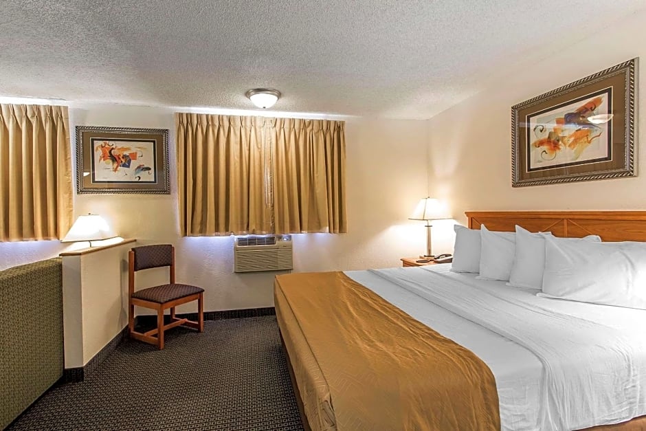 Econo Lodge  Inn & Suites Clinton