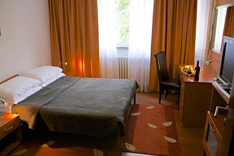 Double Room with Free Parking