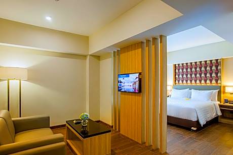 Executive Queen Room with Balcony and Shower - Non-Smoking