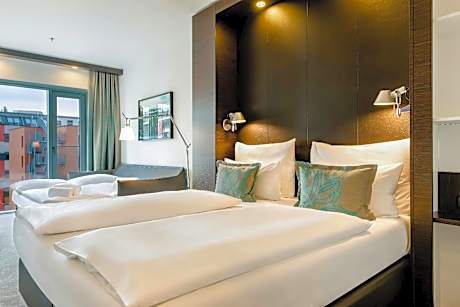 Deluxe Room (2 Adults + 1 Child)