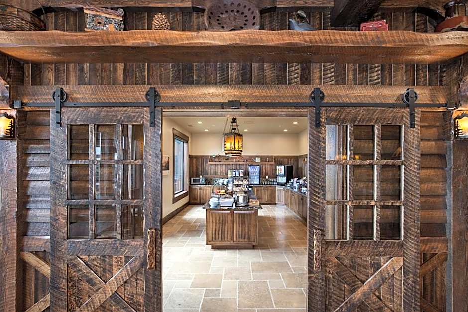 Glacier International Lodge