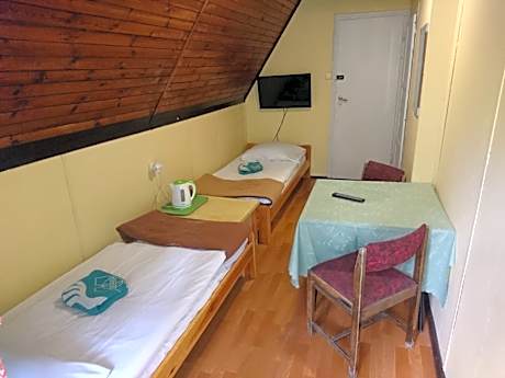 Economy Twin Room with Shared Bathroom