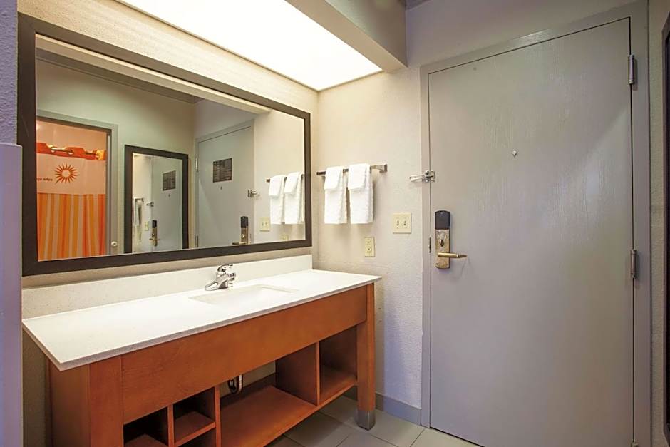 La Quinta Inn & Suites by Wyndham Jackson Airport/Pearl