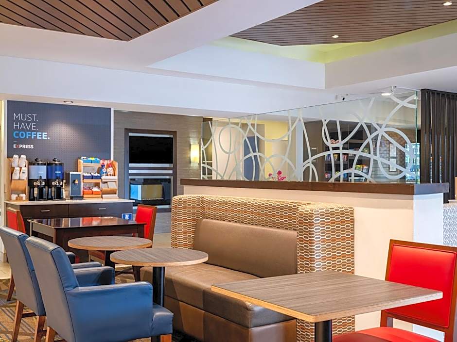 Holiday Inn Express Hotel & Suites Chicago-Libertyville By IHG