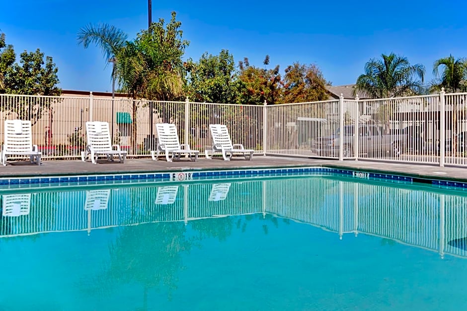 Holiday Inn Express Delano Highway 99, an IHG Hotel