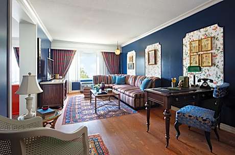 One-Bedroom King Suite with Roll-in Shower - Mobility/Hearing Access