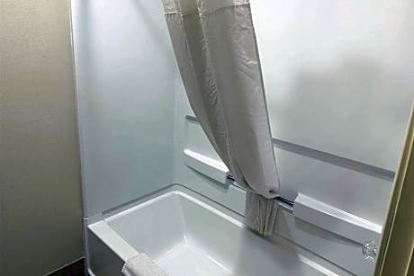 1 King Bed Mobility/Hearing Accessible Room Bathtub W/ Grab Bars Non-Smoking