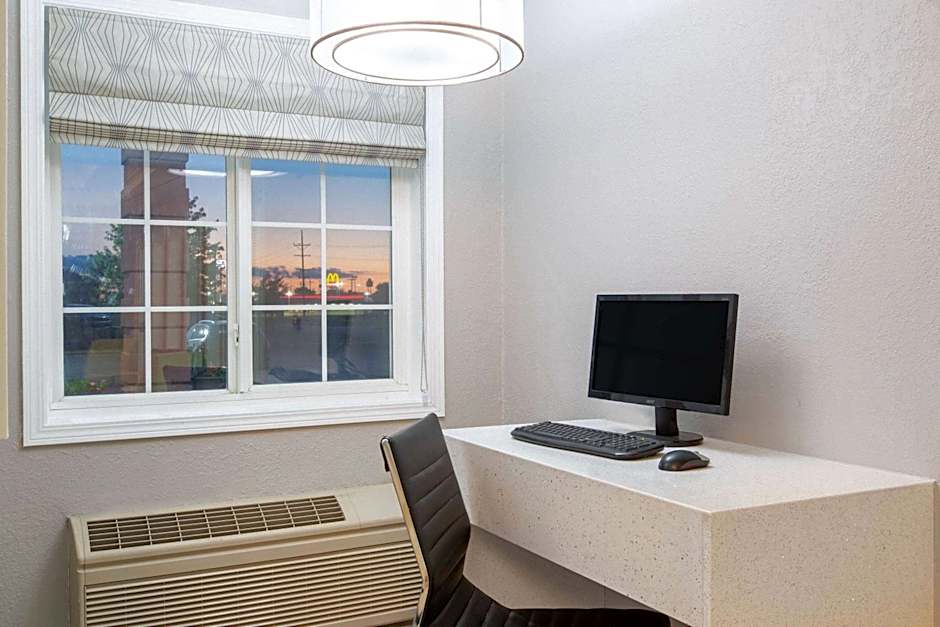 Super 8 by Wyndham Ottawa